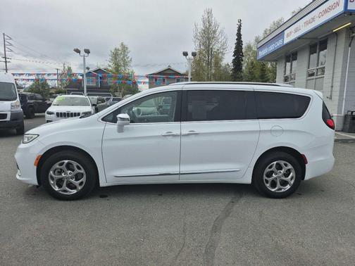 White 2021 Chrysler Pacifica Limited