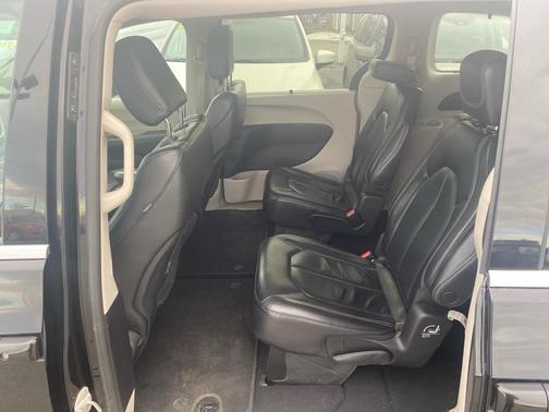 2022 Chrysler Pacifica Touring-L