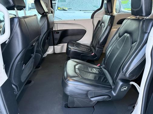 2022 Chrysler Pacifica Touring-L