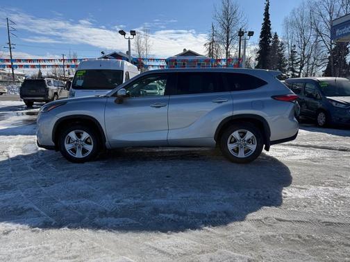 Silver 2023 Toyota Highlander L
