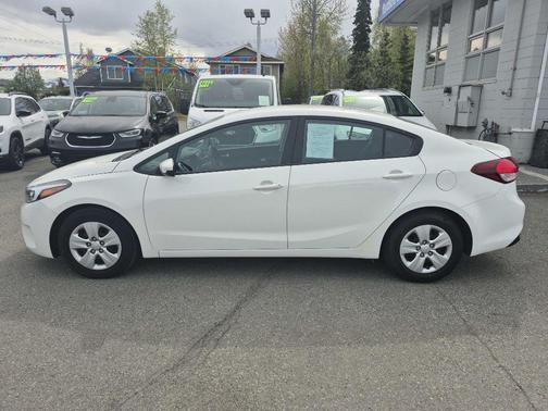 White 2018 Kia Forte LX