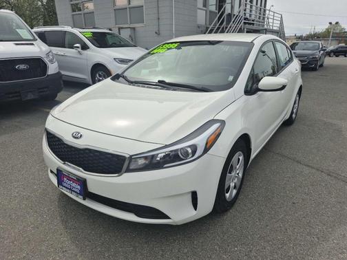 White 2018 Kia Forte LX