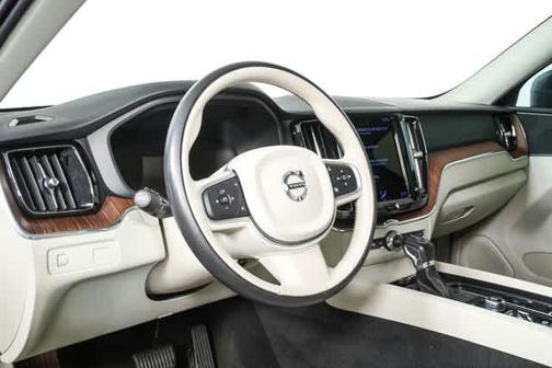 2021 Volvo XC60 T5 Momentum