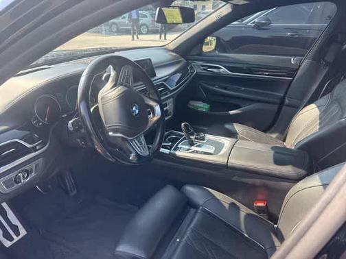 2019 BMW 740 i