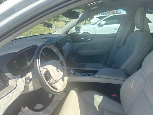 2023 Volvo XC60 B5 Ultimate Bright Theme
