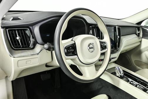 2023 Volvo XC60 B5 Ultimate Bright Theme