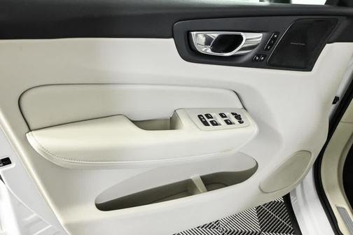 2023 Volvo XC60 B5 Ultimate Bright Theme