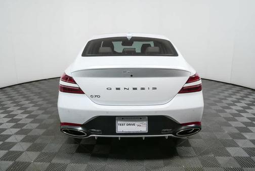 Uyuni White 2026 Genesis G70 2.5T Prestige