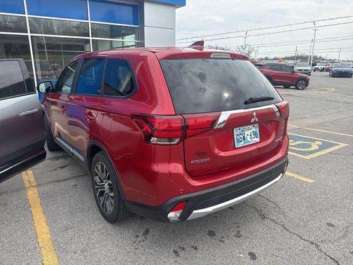 Rally Red Metallic 2018 Mitsubishi Outlander SE