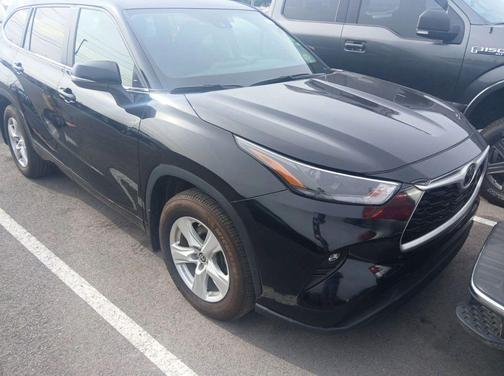 Midnight Black Metallic 2024 Toyota Highlander LE