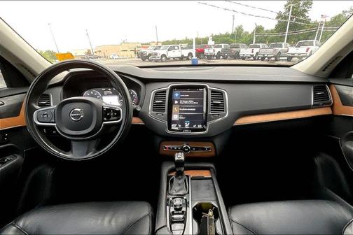 White 2021 Volvo XC90 T6 Momentum