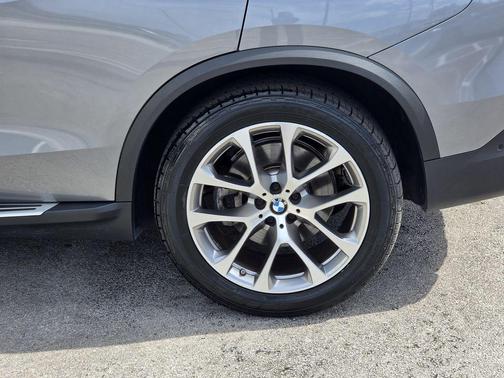 Gray Metallic 2024 BMW X5 sDrive40i