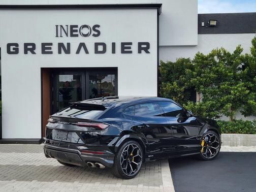Nero Noctis Metallic 2023 Lamborghini Urus Performante