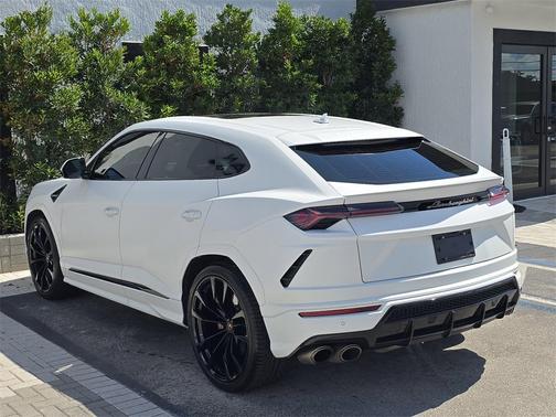 2022 Lamborghini Urus Graphite Capsule
