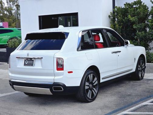 English White 2022 Rolls-Royce Cullinan