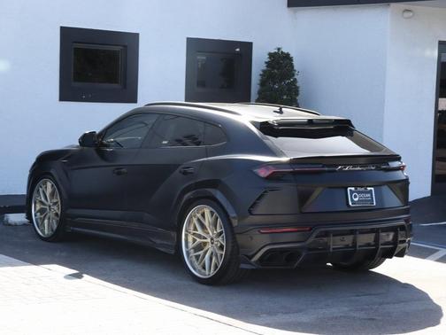 2022 Lamborghini Urus Graphite Capsule