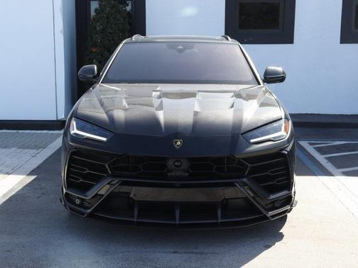 2022 Lamborghini Urus Graphite Capsule