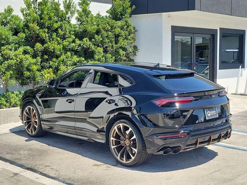 Black 2024 Lamborghini Urus S