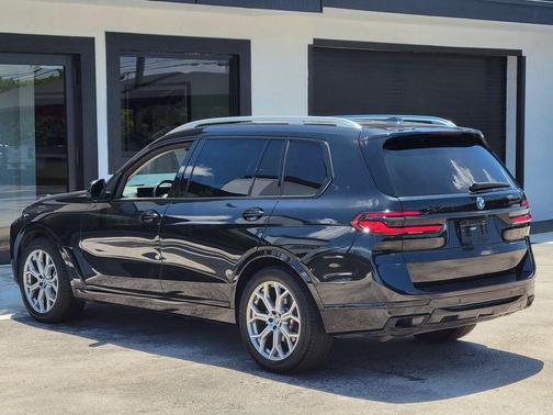 Black Sapphire Metallic 2023 BMW X7 xDrive40i
