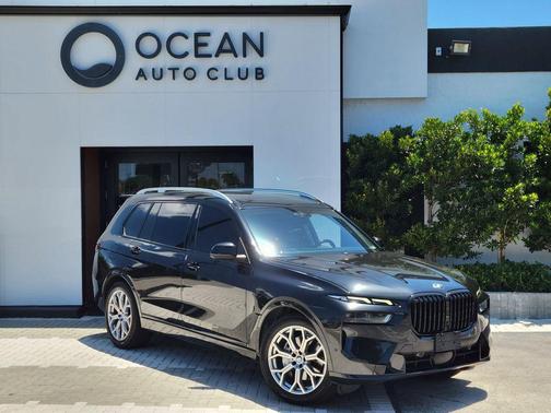Black Sapphire Metallic 2023 BMW X7 xDrive40i
