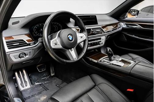 2022 BMW 740 i