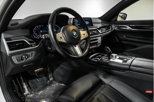 2022 BMW 740 i