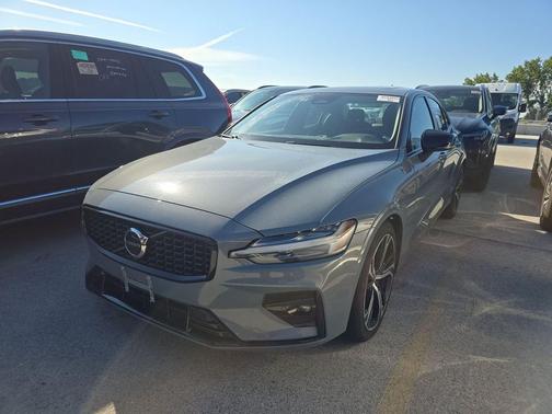 2024 Volvo S60 B5 Core Dark Theme