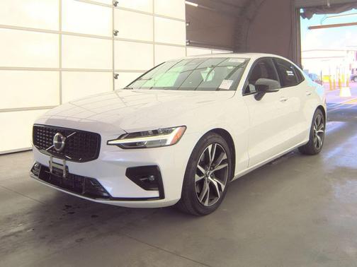 2024 Volvo S60 B5 Core Dark Theme