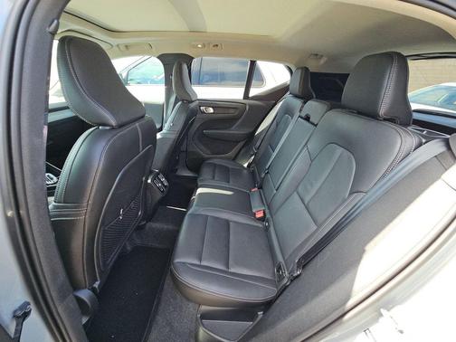Onyx Black Metallic 2025 Volvo XC40 B5 Plus Bright Theme