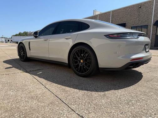 2023 Porsche Panamera Platinum Edition