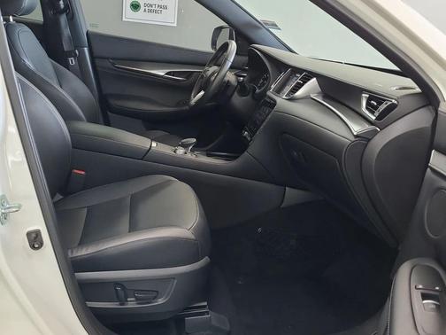 Majestic White 2023 INFINITI QX55 LUXE