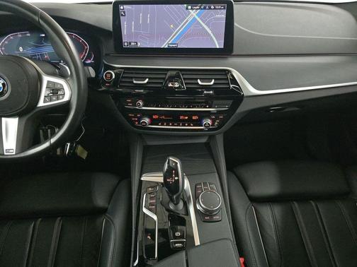 2022 BMW 530 i