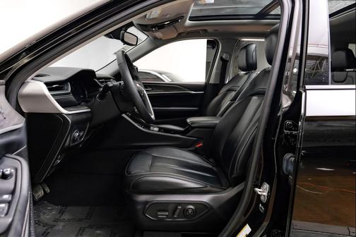 Diamond Black Crystal Pearlcoat 2023 Jeep Grand Cherokee L Limited
