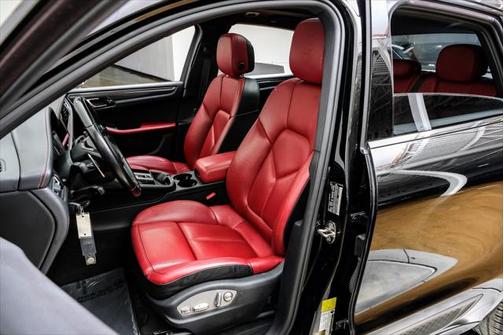 2023 Porsche Macan Base