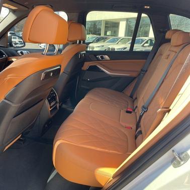 Mineral White Metallic 2024 BMW X5 xDrive40i