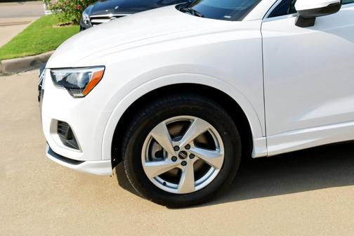 Photo 4 of 32 of 2021 Audi Q3 40 Premium