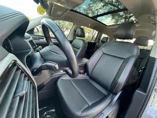 Photo 3 of 50 of 2021 Volkswagen Atlas 3.6 V6 SEL