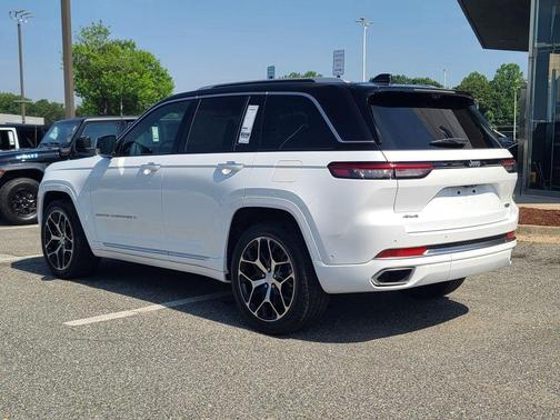2022 Jeep Grand Cherokee Summit