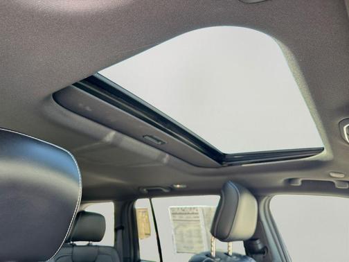 Bright White Clearcoat 2023 Jeep Grand Cherokee Altitude