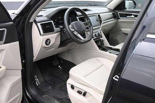 Deep Black Pearl 2022 Volkswagen Atlas 3.6L SE w/Technology