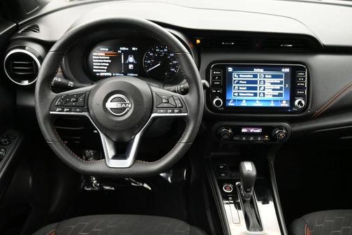 Aspen White Tricoat/Super Black 2024 Nissan Kicks SR