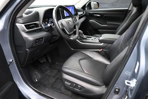 Moon Dust 2024 Toyota Highlander XLE