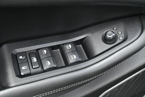 Diamond Black Crystal Pearlcoat 2022 Jeep Grand Cherokee Altitude