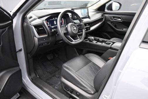 Boulder Gray Pearl/Super Black 2024 Nissan Rogue Platinum