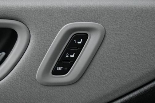 Lunar Silver Metallic 2024 Honda Pilot Elite