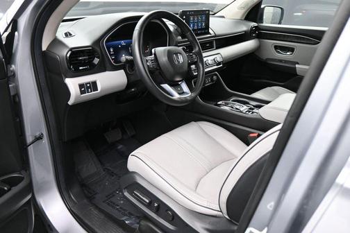 Lunar Silver Metallic 2024 Honda Pilot Elite