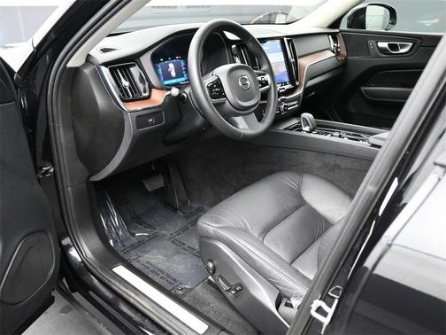 2024 Volvo XC60 B5 Plus Dark Theme