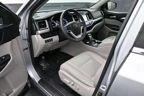 Silver Sky Metallic 2016 Toyota Highlander XLE