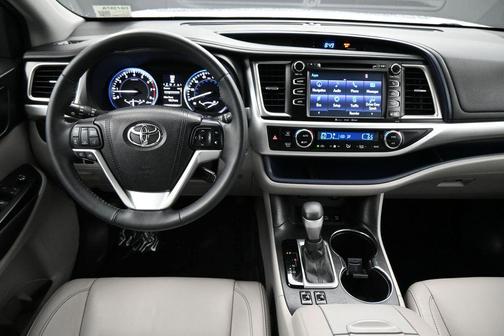 Silver Sky Metallic 2016 Toyota Highlander XLE