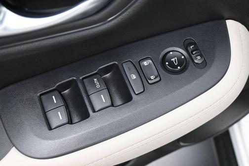 Platinum White Pearl 2024 Honda HR-V LX